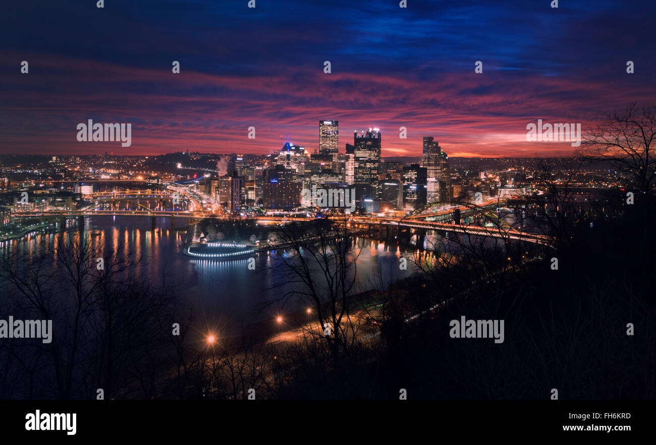 Ein Blick in der Morgendämmerung der Innenstadt von Pittsburgh, Pennsylvania, USA, 2016. (Adrien Veczan) Stockfoto