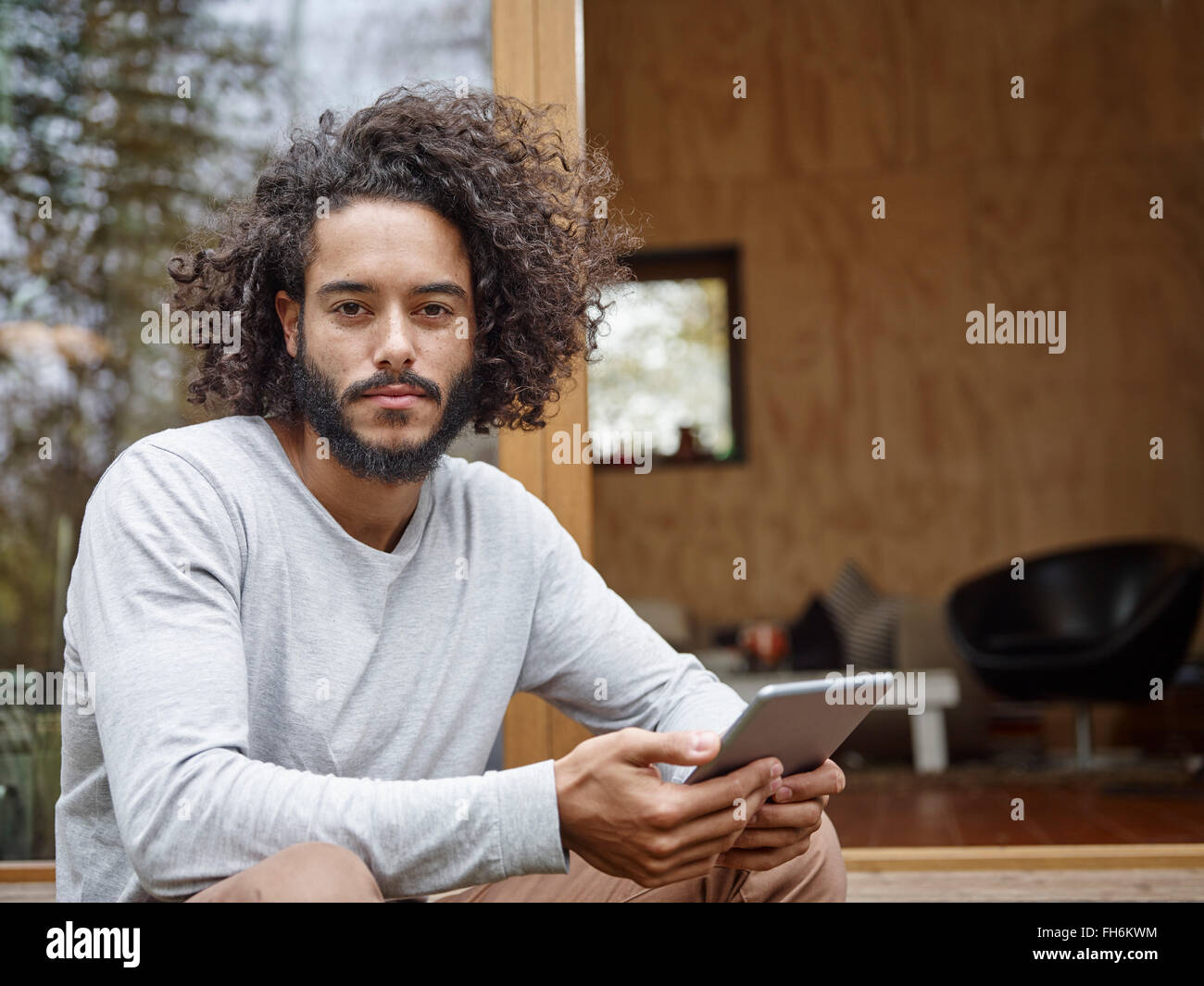 Porträt des jungen Mannes mit digitalen Tablet im freien Stockfoto