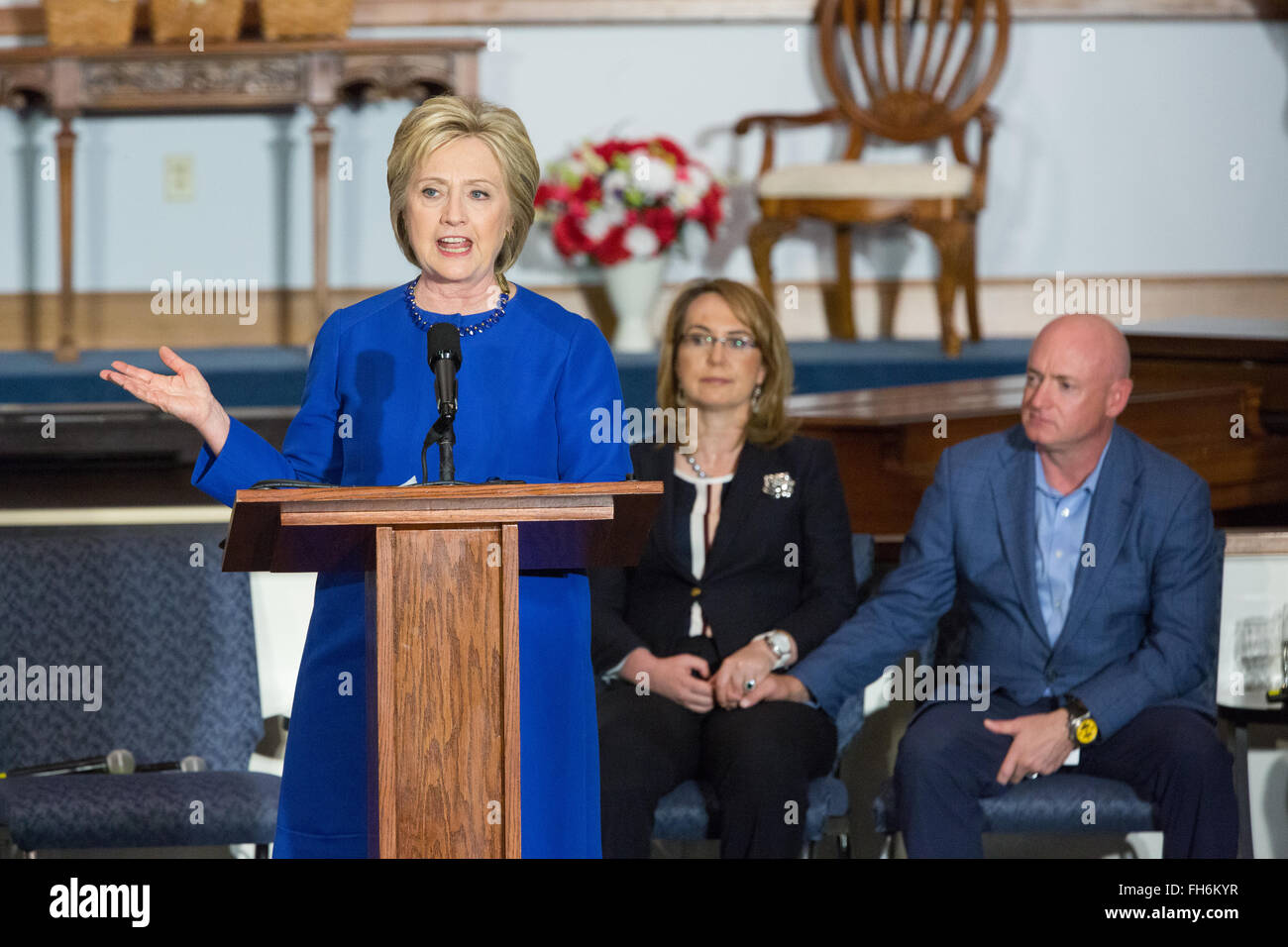 Columbia, South Carolina, USA. 23. Februar 2016. Demokratischen Präsidentschaftskandidaten Hillary Rodham Clinton während des Breaking Down Barrieren Forums auf Waffengewalt als ehemalige Kongressabgeordnete Gabby Giffords und Ehemann Kapitän Mark Kelly schauen auf Central Baptist Church 23. Februar 2016 in Columbia, South Carolina. Der Veranstaltung nahmen von Müttern, die ihre Kinder Pistole Gewalt und Polizei Vorfälle verloren. Stockfoto