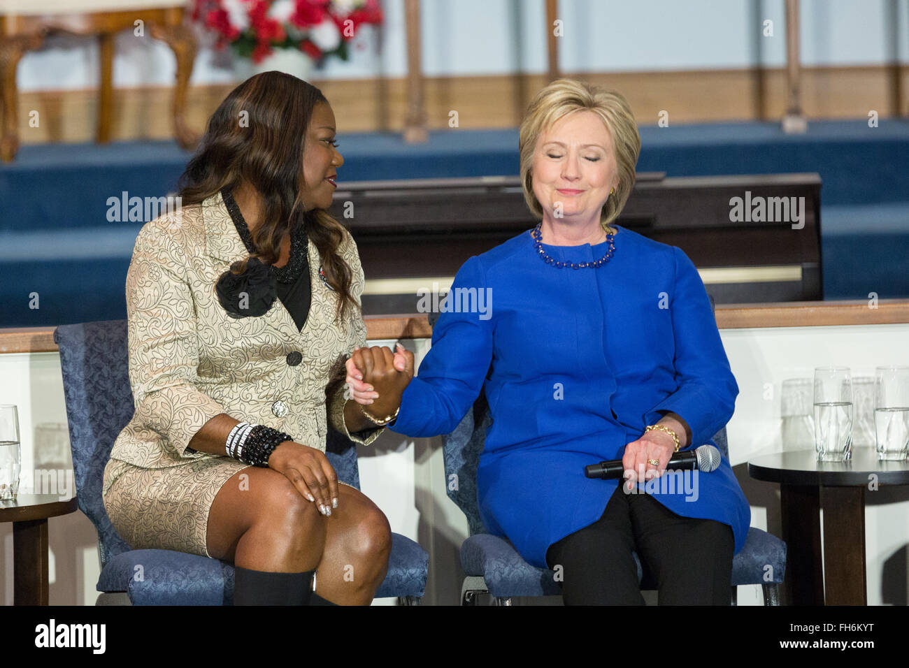 Columbia, South Carolina, USA. 23. Februar 2016. Demokratischen Präsidentschaftskandidaten Hillary Rodham Clinton und Sybrina Fulton, Mutter des Trayvon Martin teilen sich einen Moment während des Breaking Down Barrieren Forums auf Waffengewalt am Central Baptist Church 23. Februar 2016 in Columbia, South Carolina. Der Veranstaltung nahmen von Müttern, die ihre Kinder Pistole Gewalt und Polizei Vorfälle verloren. Stockfoto