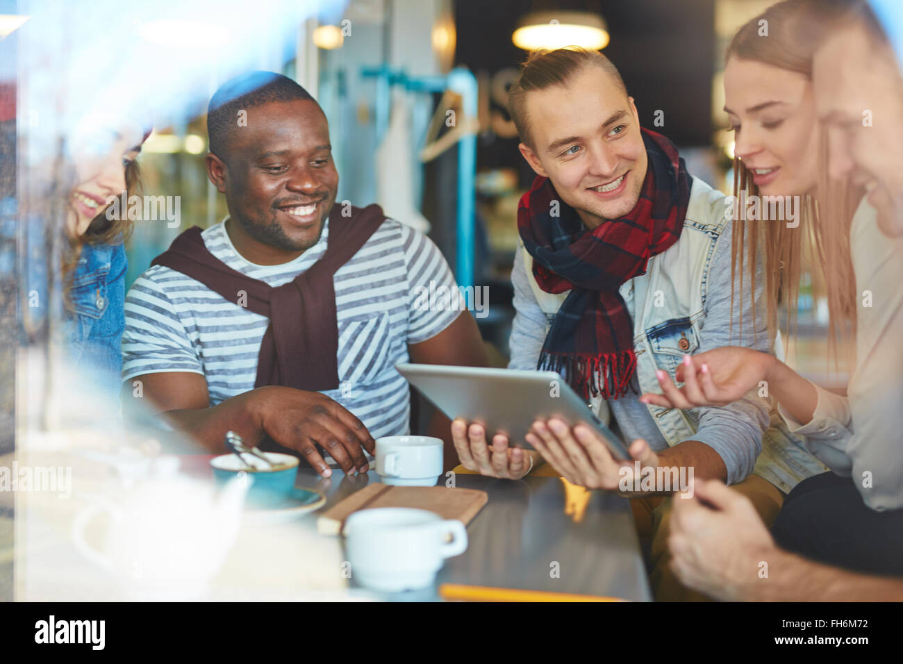 Freundlichen Jungs und Mädels, Vernetzung und diskutieren Daten im café Stockfoto