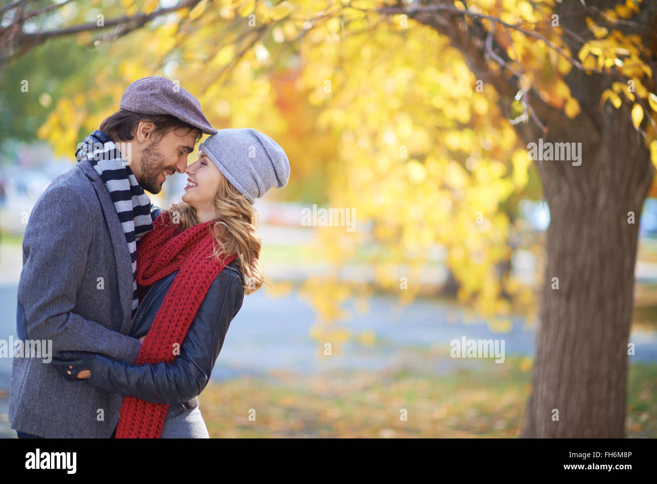 Junges Paar in stilvollen Casual-Wear im freien Tag genießen Stockfoto