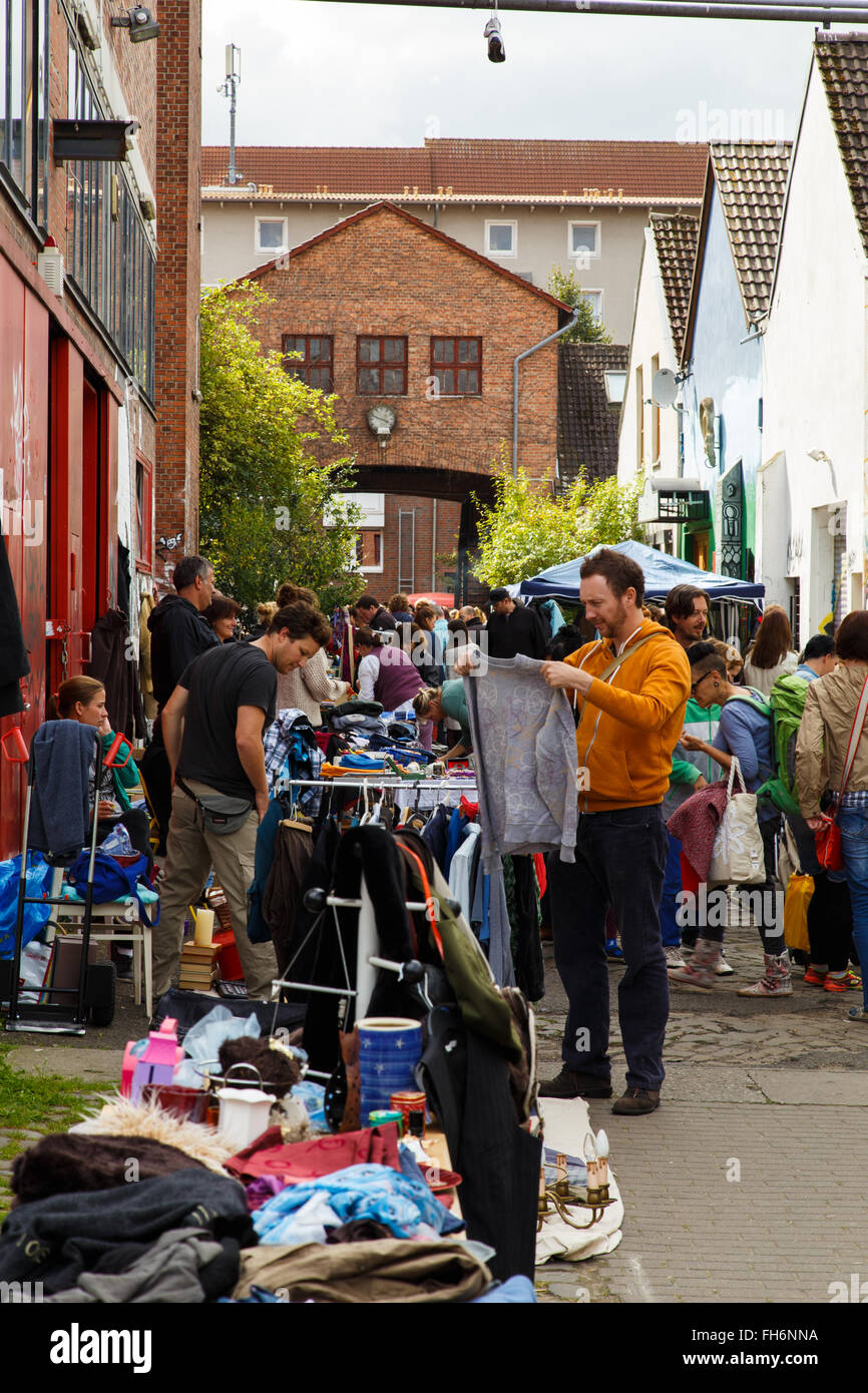 Hannover, Deutschland - 14. September 2014: Menschen kaufen und verkaufen Sachen auf dem wöchentlichen Flohmarkt am Kulturhaus Faust. Stockfoto