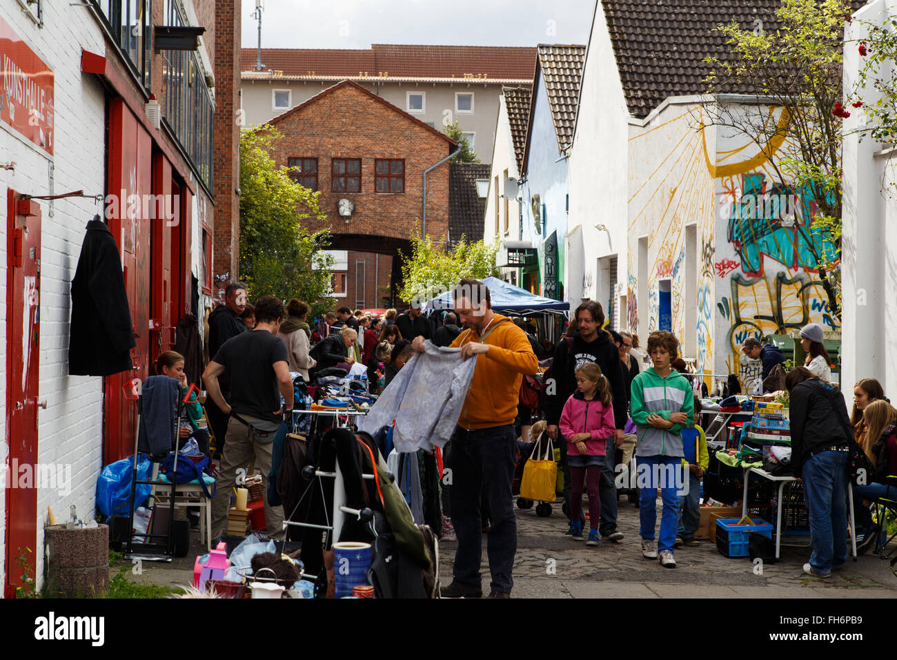 Hannover, Deutschland - 14. September 2014: Menschen kaufen und verkaufen Sachen auf dem wöchentlichen Flohmarkt am Kulturhaus Faust. Stockfoto
