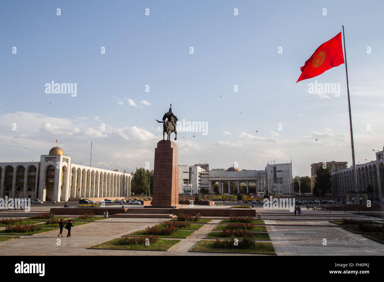 Bischkek, Kirgistan - 30. September 2014: Ala-Too-Platz in Bischkek, Kirgisistan mit der Erkindik-Statue und dem Staat officiel Stockfoto