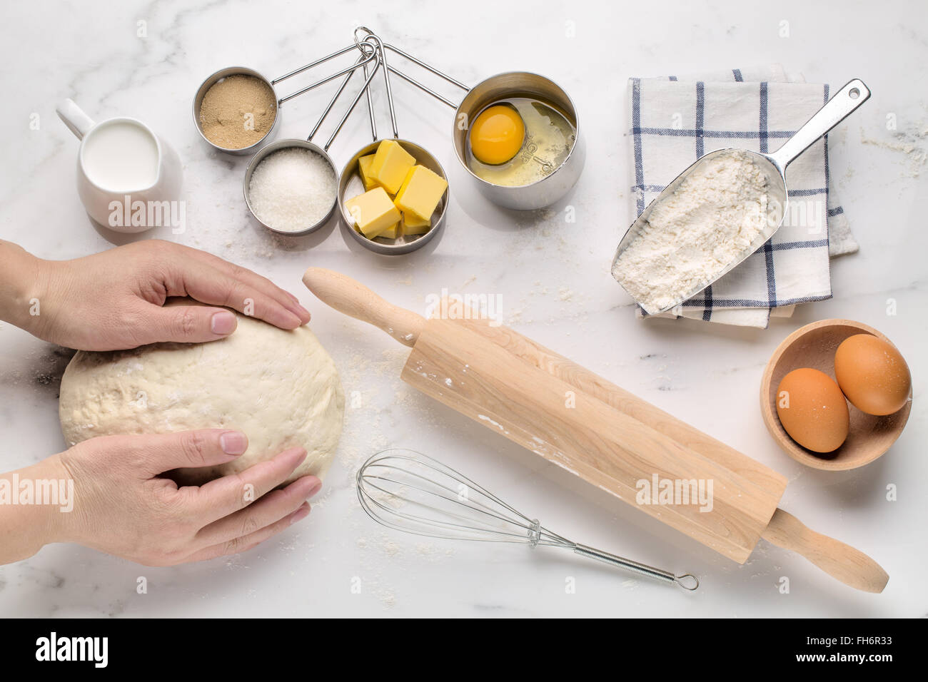 Backen Kuchen, Teig Rezept-Zutaten (Eiern, Mehl, Milch, Butter, Zucker) auf weißen Tisch. Stockfoto