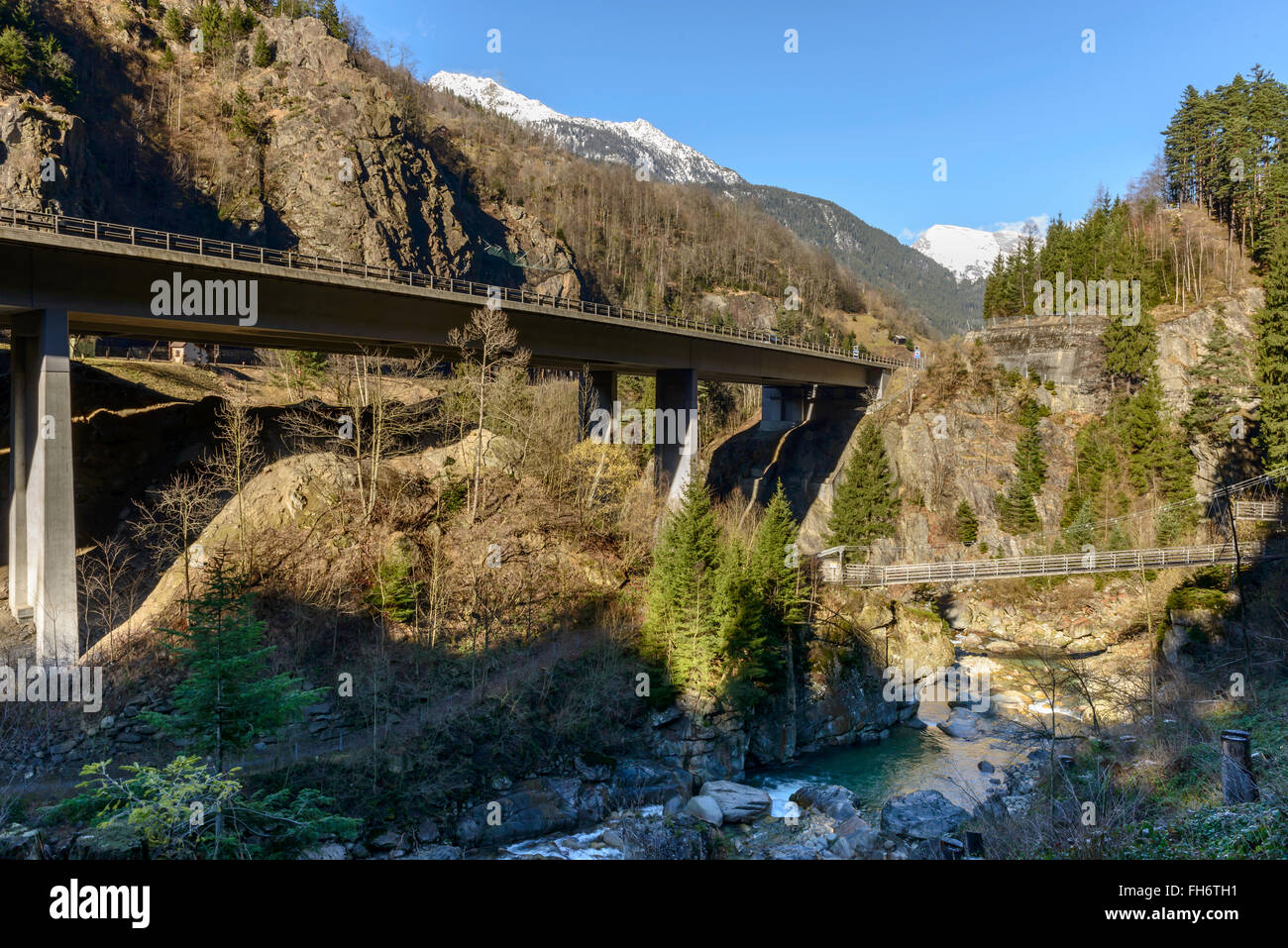 Autobahn A2-Brücke in der Nähe von Wassen, Schweiz Stockfoto