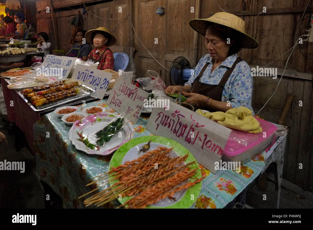 Ein Essen auf Chaikhong Straße, die am Wochenende abends Stall verwandelt sich in eine Straße zu Fuß in die Stadt Chiang Khan in der Provinz Loei in der nordöstlichen Region Isaan am Südufer des Flusses Mekong Laos. Thailand Stockfoto