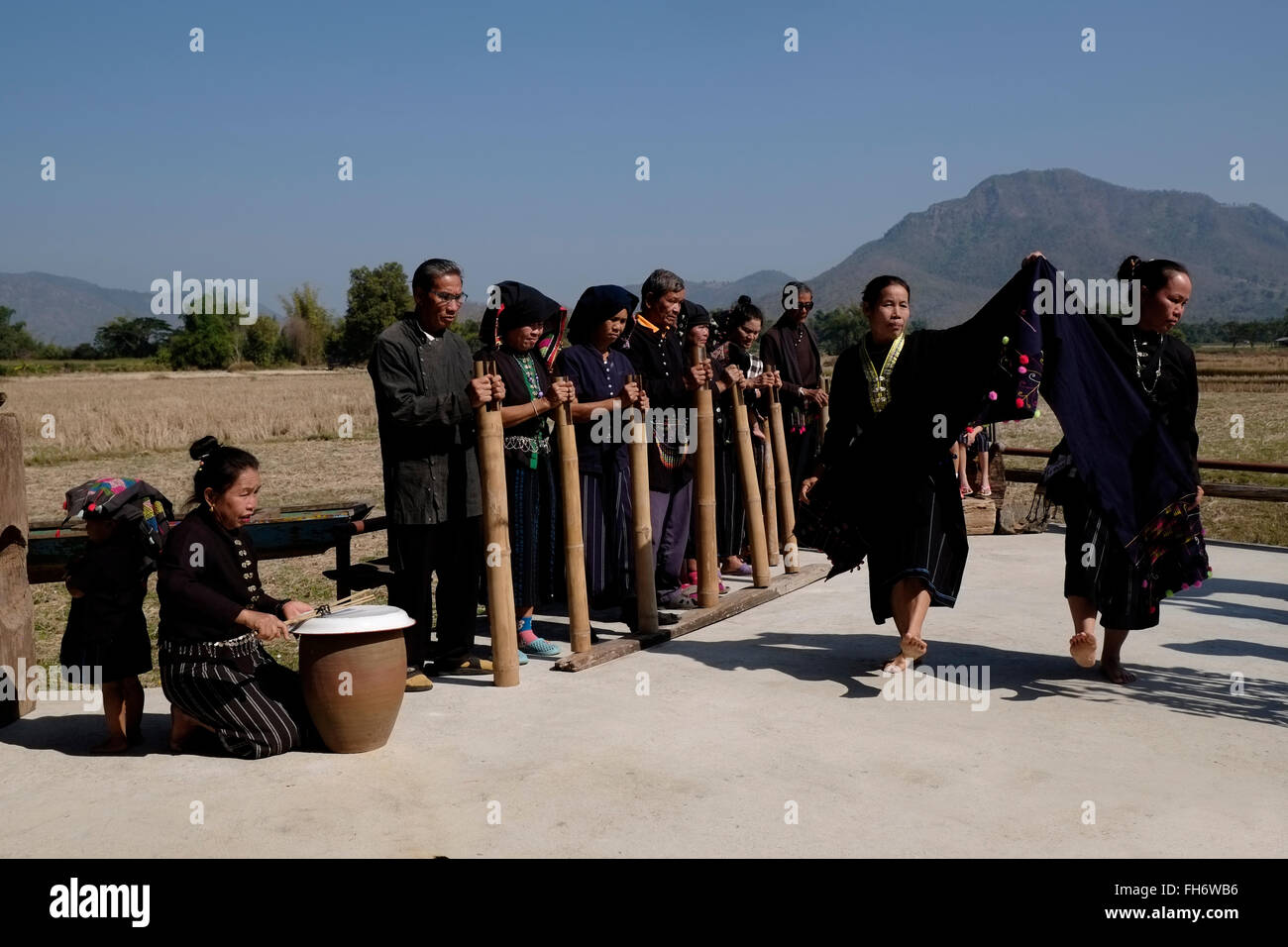 Mitglieder des Tai Dum, die ethnischen Minderheiten angehören, bekannt als "das Volk ohne Land", dessen Vorfahren aus Laos im Jahre 1905 das Tragen von typischen schwarzen Kleid tanzen traditioneller Tanz in Tai Dam Dorf Ban Napanard in Ban Na Pa Nat, Tambon Khao Kaeo im nördlichen Teil der Provinz Loei Thailand gelegen hatte migriert Stockfoto