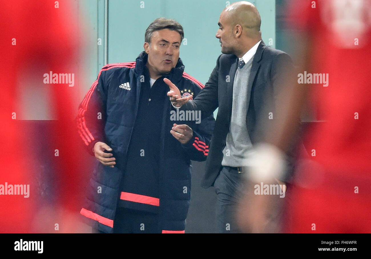 Münchens Trainer Pep Guardiola (R) spricht mit seinem Assistenten Domenec Torrent während der UEFA-Champions-League-Runde 16 ersten Bein-Fußballspiel zwischen Juventus Turin und FC Bayern München Juventus Stadium in Turin, 23. Februar 2016. Foto: Peter Kneffel/dpa Stockfoto