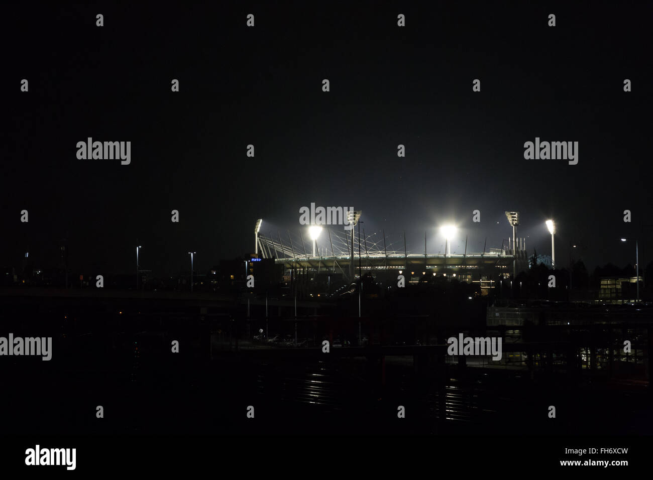 Melbourne, Australien - 24. April 2015: Melbourne Cricket Ground bei Nacht beleuchtet für ein Spiel. Stockfoto