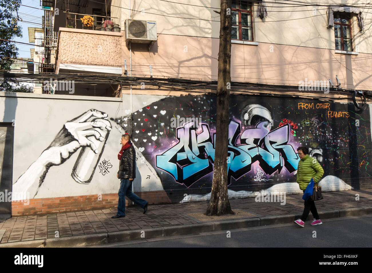 Shanghai, Shanghai, CHN. 24. Februar 2016. Werke, die von vielen Künstlern süße Liebe unterwegs sind mit Graffiti und Probleme der Verwaltung zu erfüllen. © SIPA Asien/ZUMA Draht/Alamy Live-Nachrichten Stockfoto