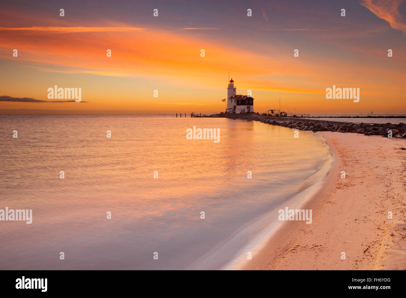Der Leuchtturm auf der Insel Marken in den Niederlanden. Bei Sonnenaufgang fotografiert. Stockfoto