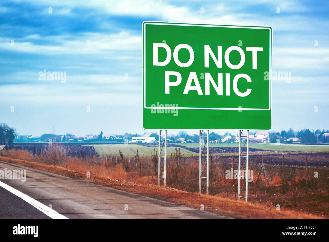 Keine Panik, Straßenschild an der Autobahn, unterstützende Nachricht für Autofahrer und Reisende. Stockfoto