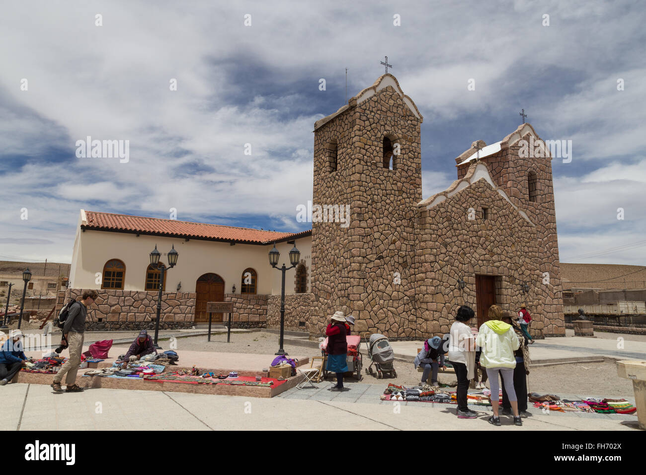 San Antonio de Los Cobres, Argentinien - 14. November 2015: Menschen, Verkauf und Kauf von Kunsthandwerk vor der Kathedrale. Stockfoto