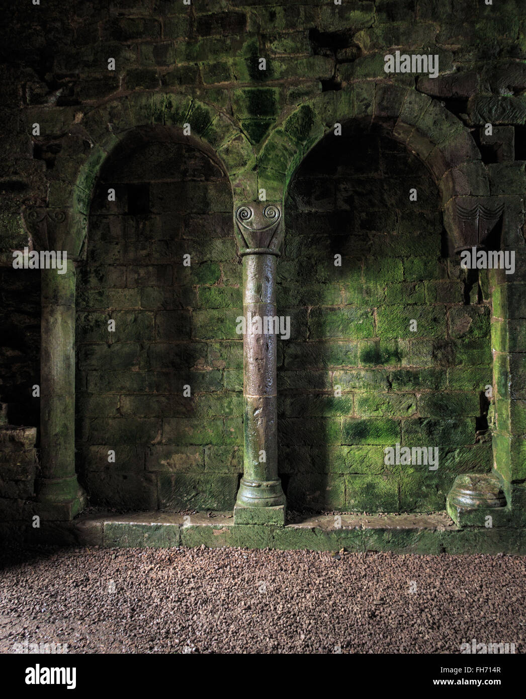 Säulen und Arkaden isnide Ludlow Castle. In Ludlow, England. Am 21. Februar 2016. Stockfoto
