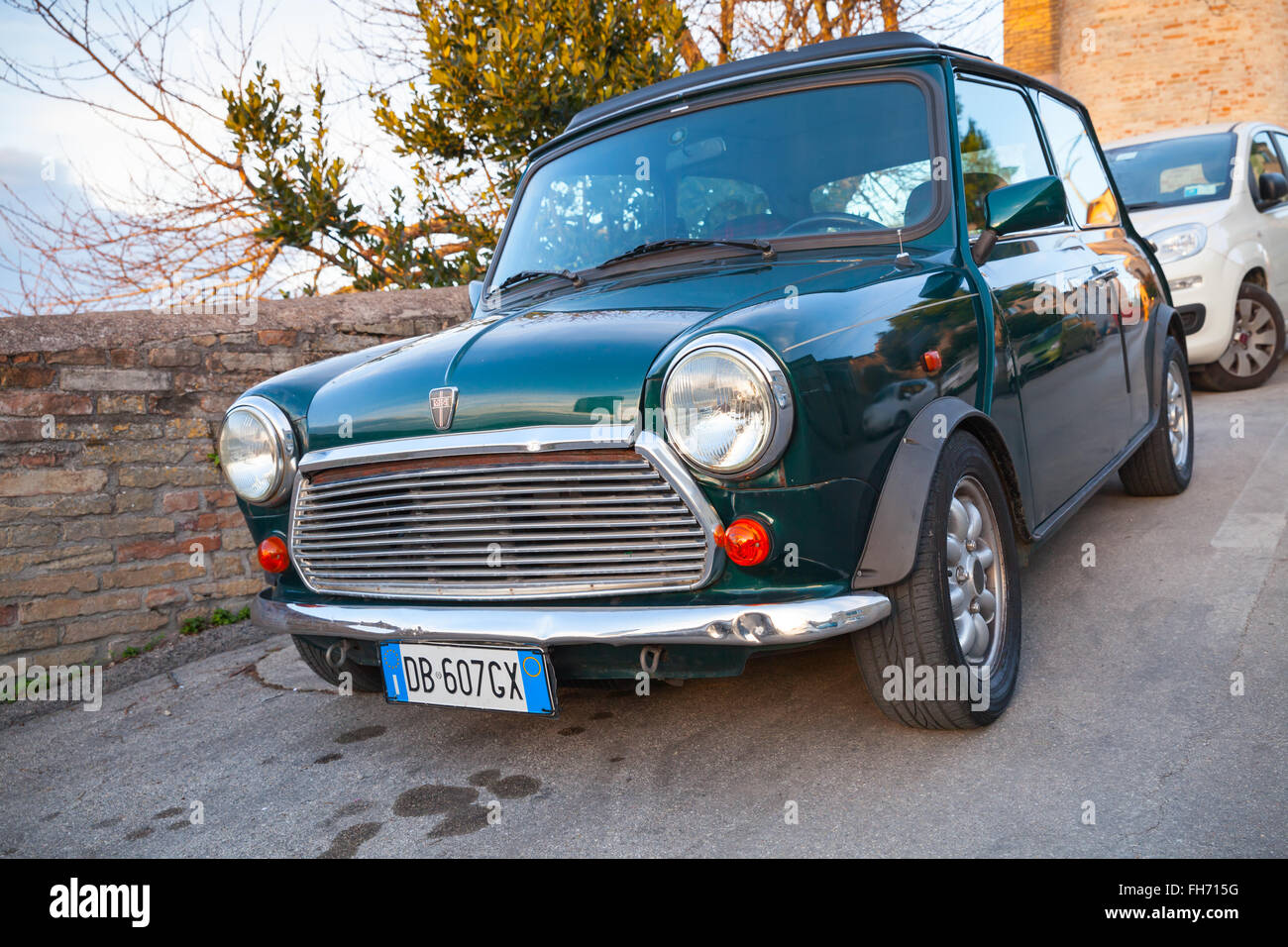 Fermo, Italien - 8. Februar 2016: Dunkles Grün Austin Mini Cooper Mk III Nahaufnahme Foto Stockfoto