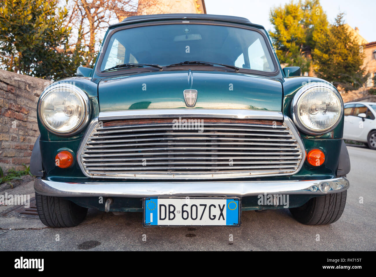 Fermo, Italien - 8. Februar 2016: Dunkel grün Austin Mini Cooper Mk III Vorderansicht Stockfoto