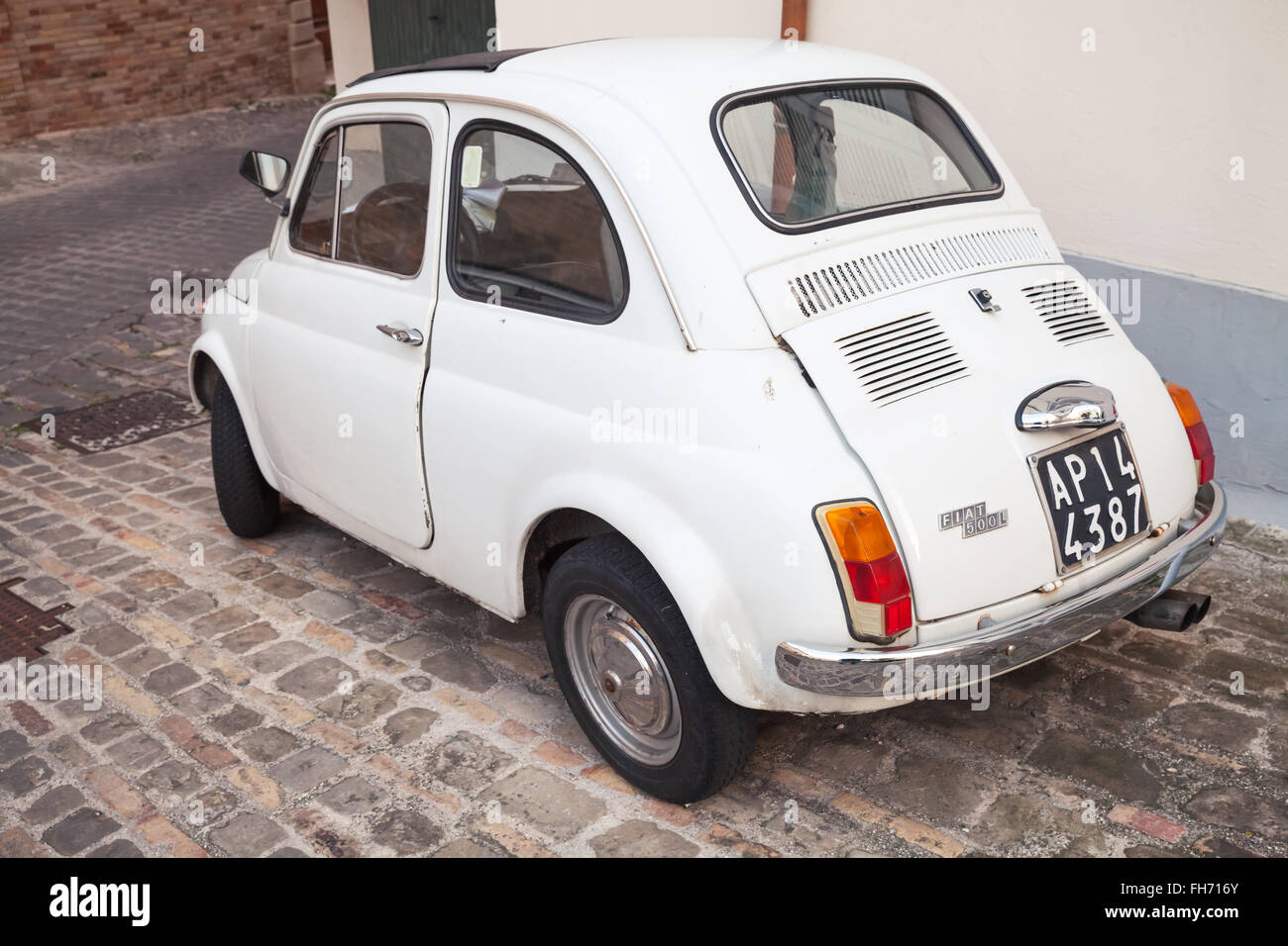 Fermo, Italien - 11. Februar 2016: Alte weiße Fiat 500 L Stadtauto auf der Straße der italienischen Stadt, Closeup Rückansicht Stockfoto