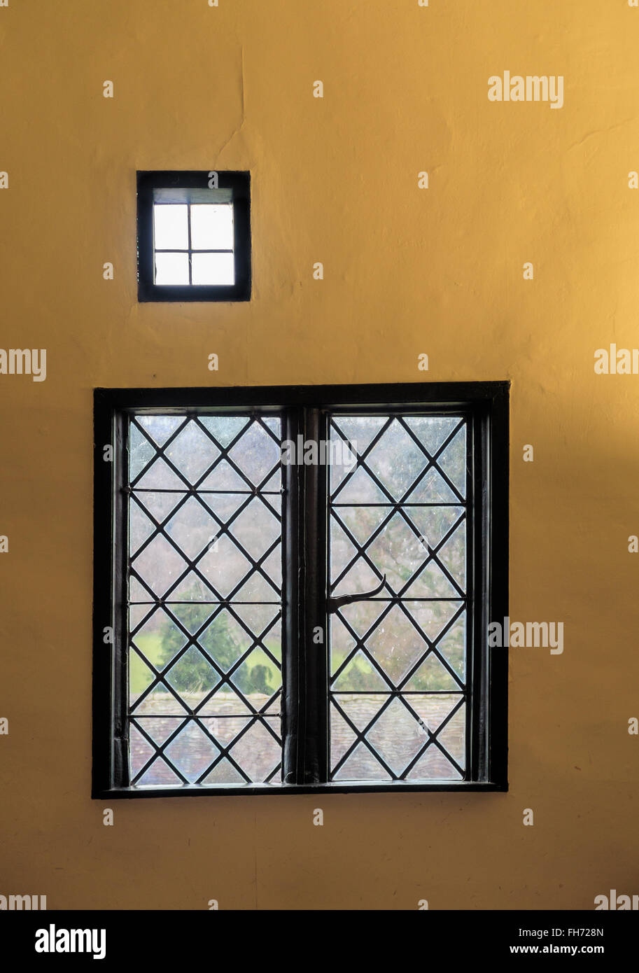 Details von Windows im Torhaus Stokesay Castle. In Stokesay, Ludlow, England. Stockfoto