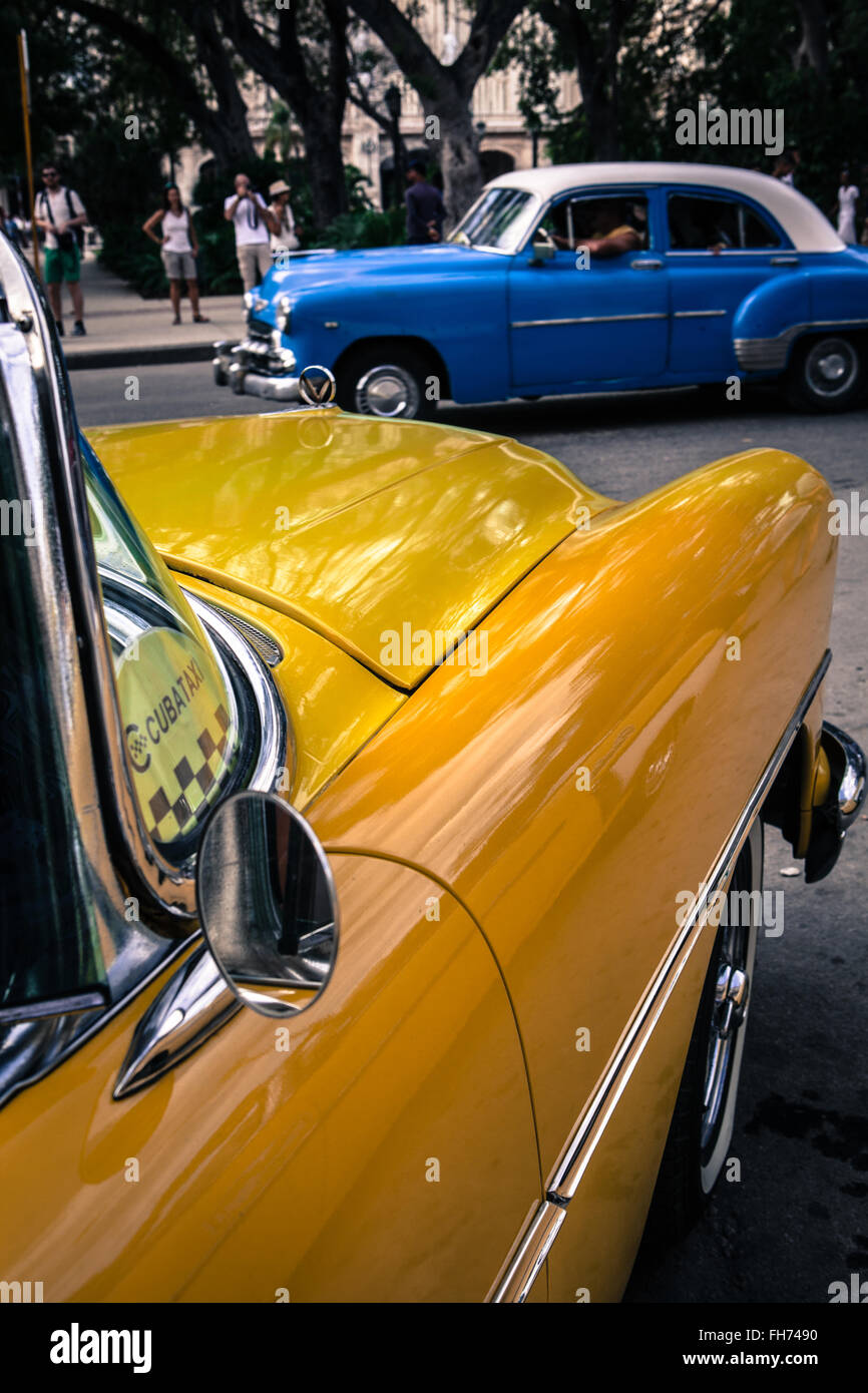 Havanna, Kuba. Oldtimer, verwendet als touristische Taxis, geparkt im Parque Central. Stockfoto