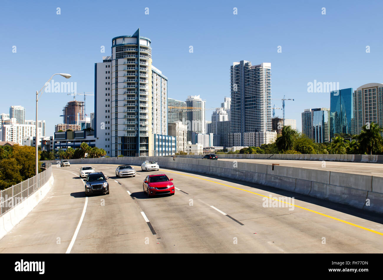 Miami, Vereinigte Staaten von Amerika - 15. Februar 2015: Auto über die Autobahn nach North Miami. Florida, USA. Stockfoto