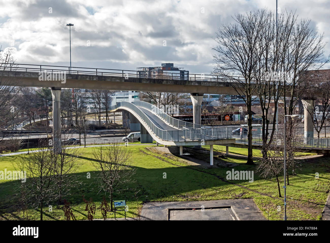 Der Facharbeiter Fussgängerbrücke im Bereich Facharbeiter von Glasgow Schottland neben der M8 mit Slip Straße von A814 nach oben M8. Stockfoto