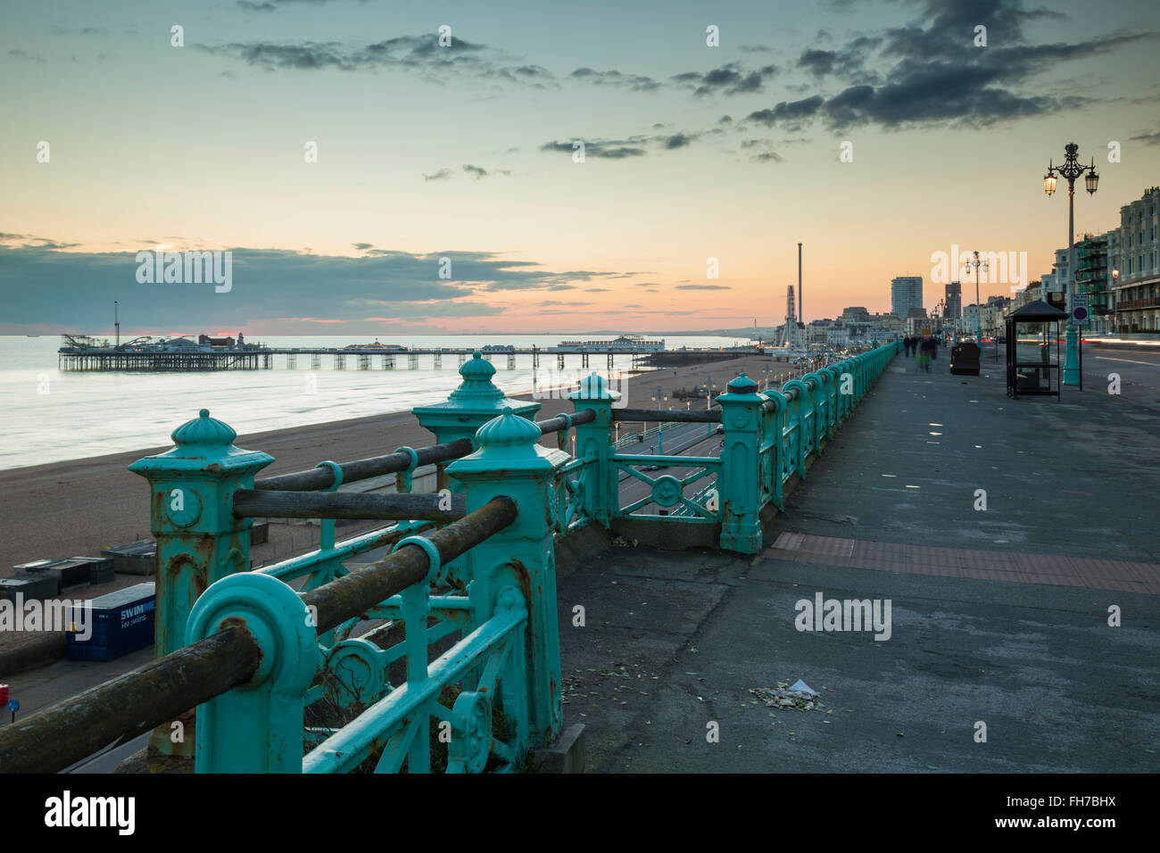 Winterabend auf historischen Brighton Seafront, East Sussex, England. Stockfoto