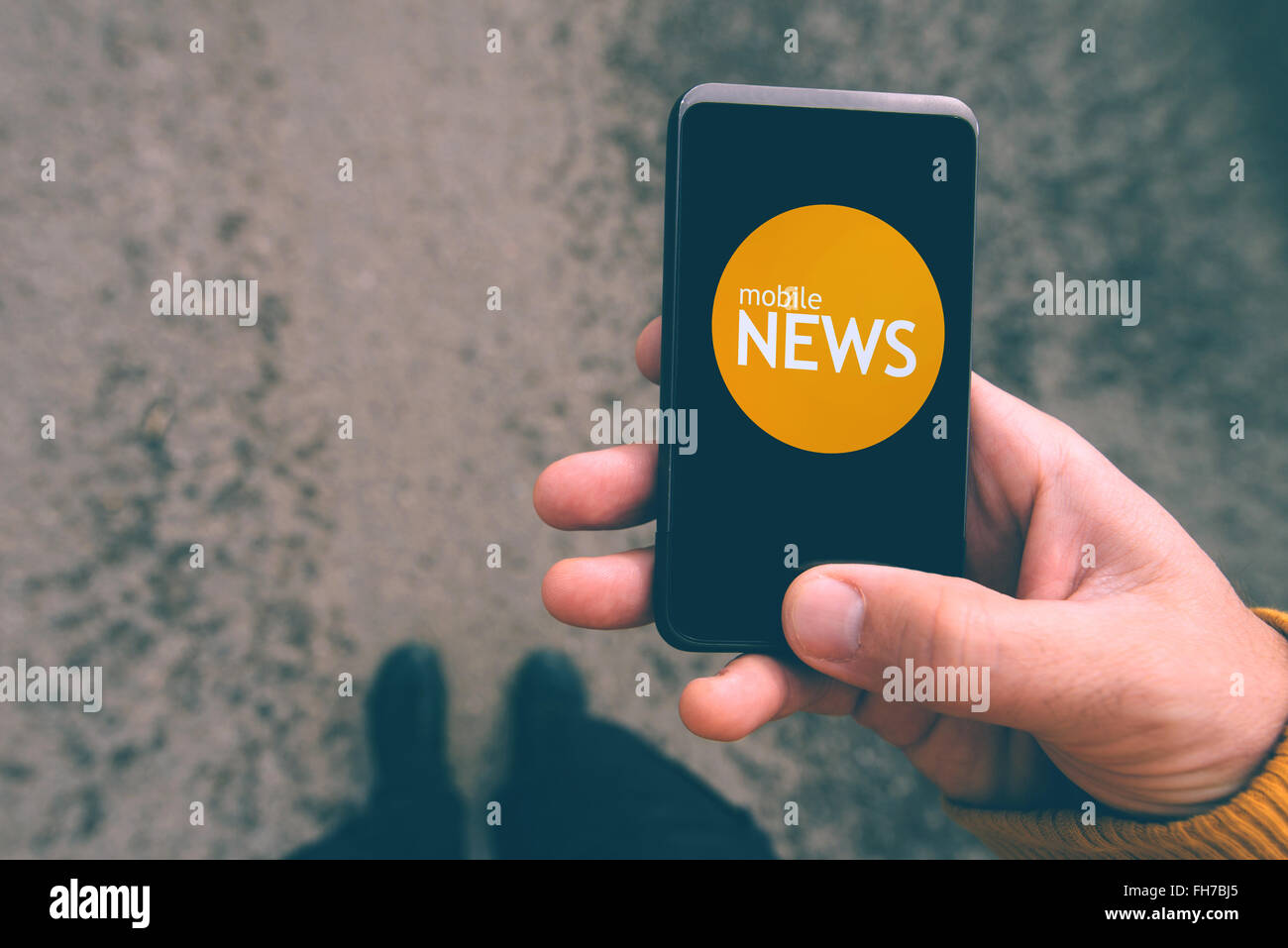 Handy News lesen auf Smartphone, Mann auf der Straße mit Smartphone lesen die neuesten Nachrichten und Ankündigungen, Draufsicht, sele Stockfoto