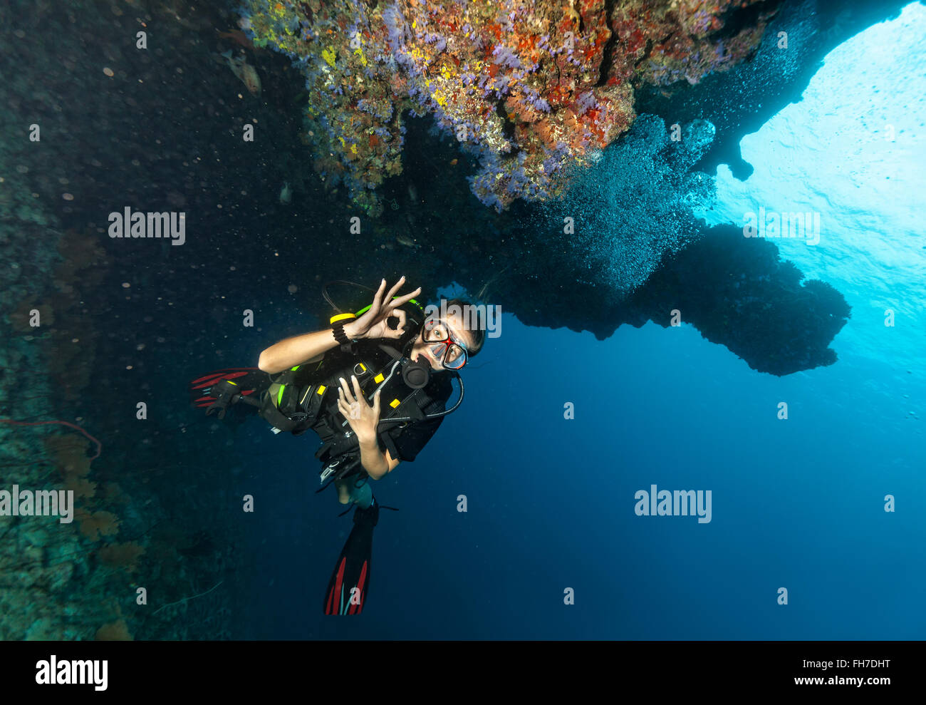 Weibliche Taucher unter Wasser zeigen ok signal Stockfoto
