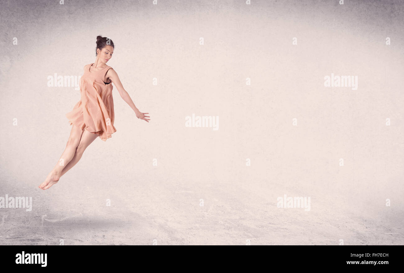 Modernes Ballett Tänzerin darstellende Kunst mit leeren Hintergrund springen Stockfoto