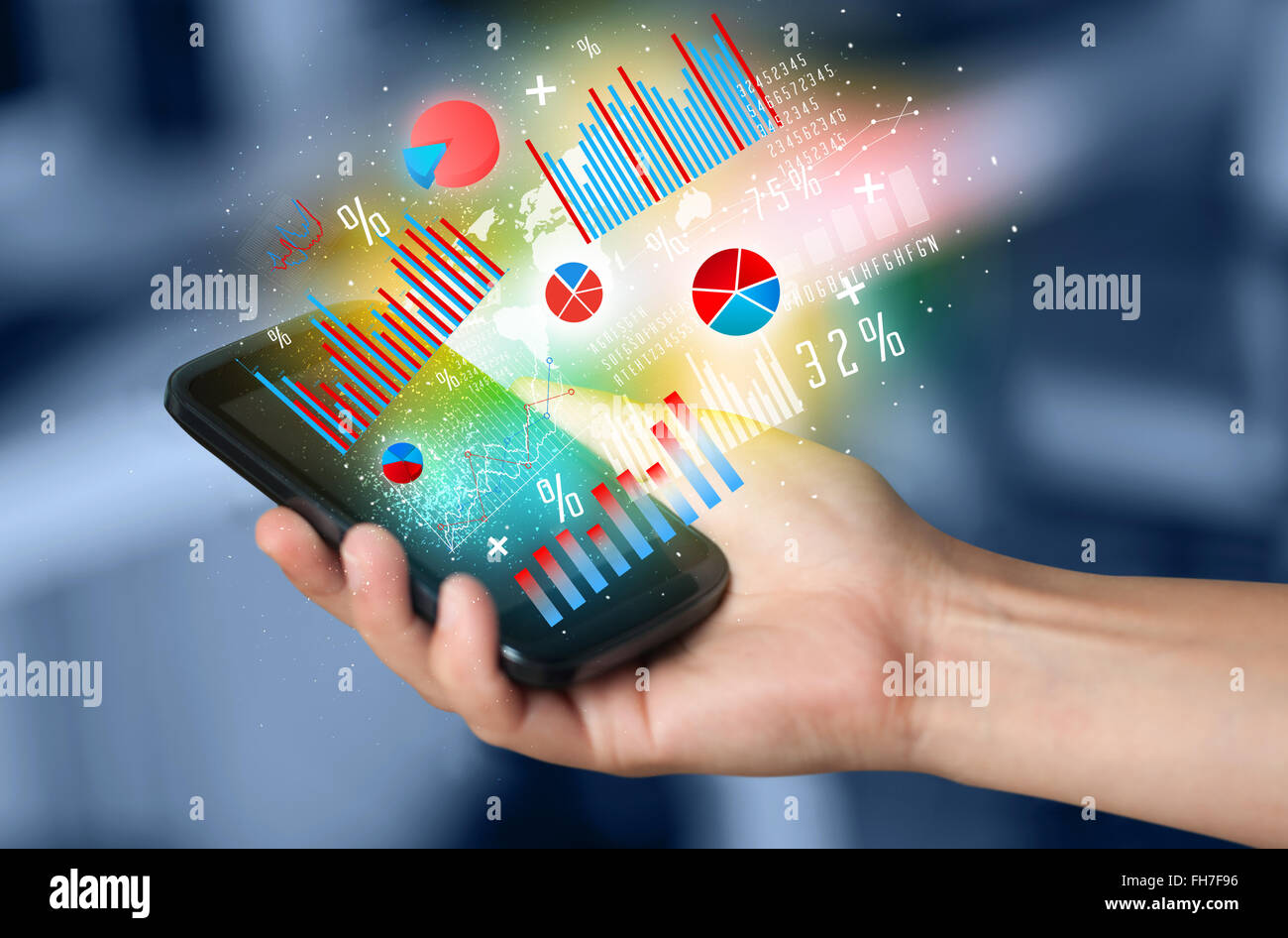 Business-Mann hält Smartphone mit Diagramm Symbole Stockfoto