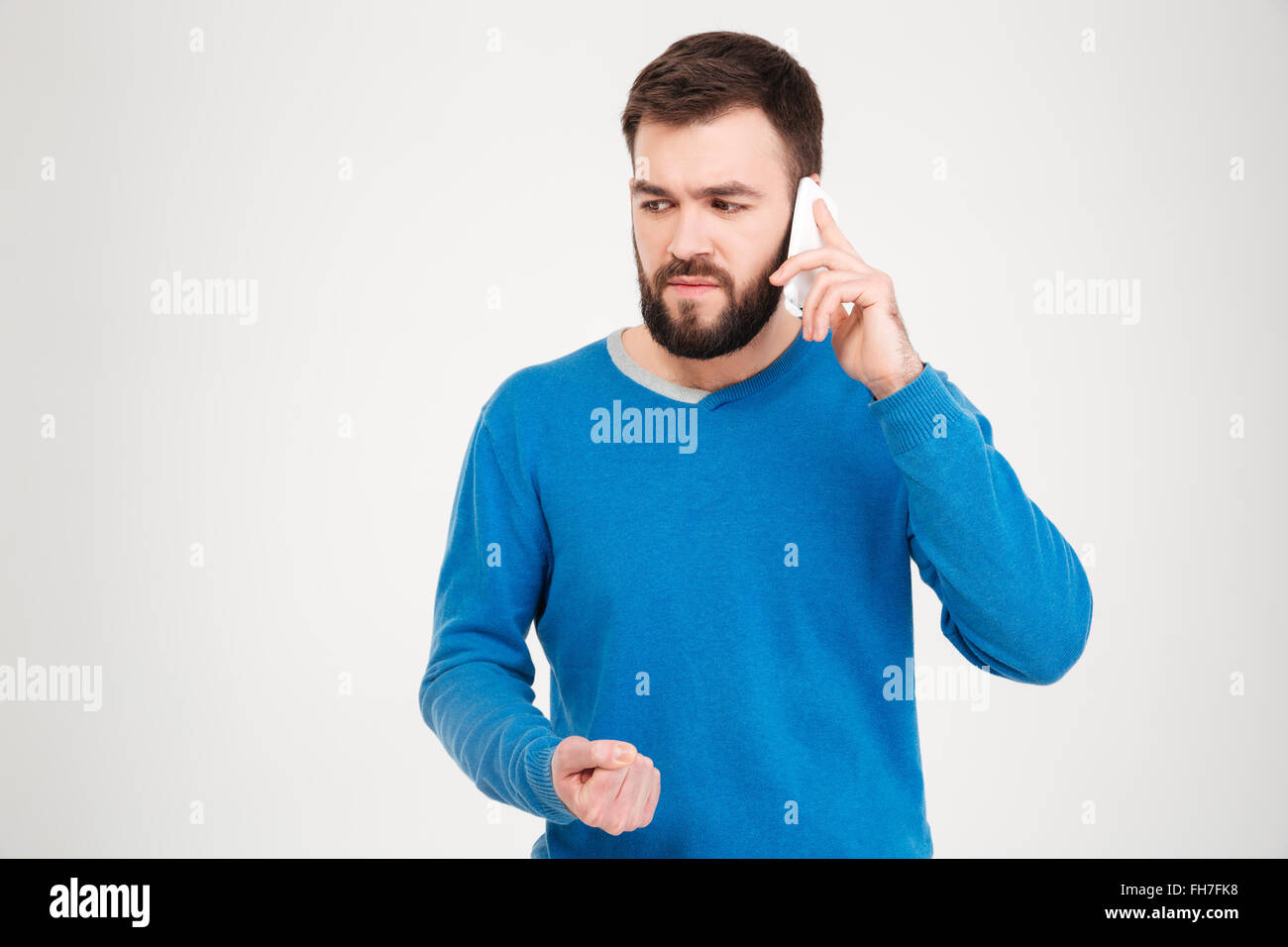 Verärgerter Mann am Telefon isoliert auf weißem Hintergrund Stockfoto