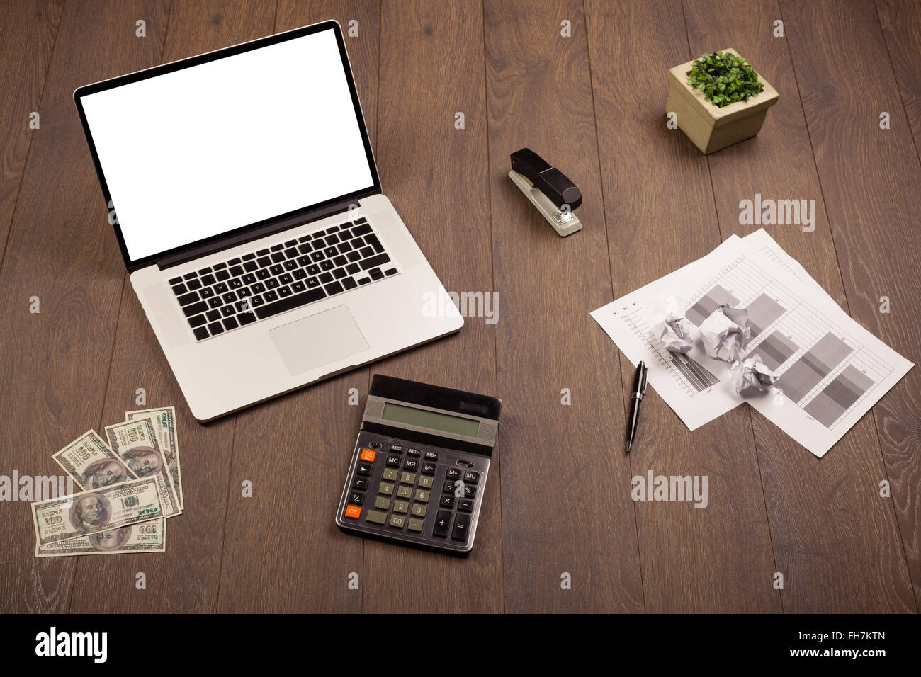 Schreibtisch mit Büromaterial und modernen Laptop weißen Hintergrund Stockfoto