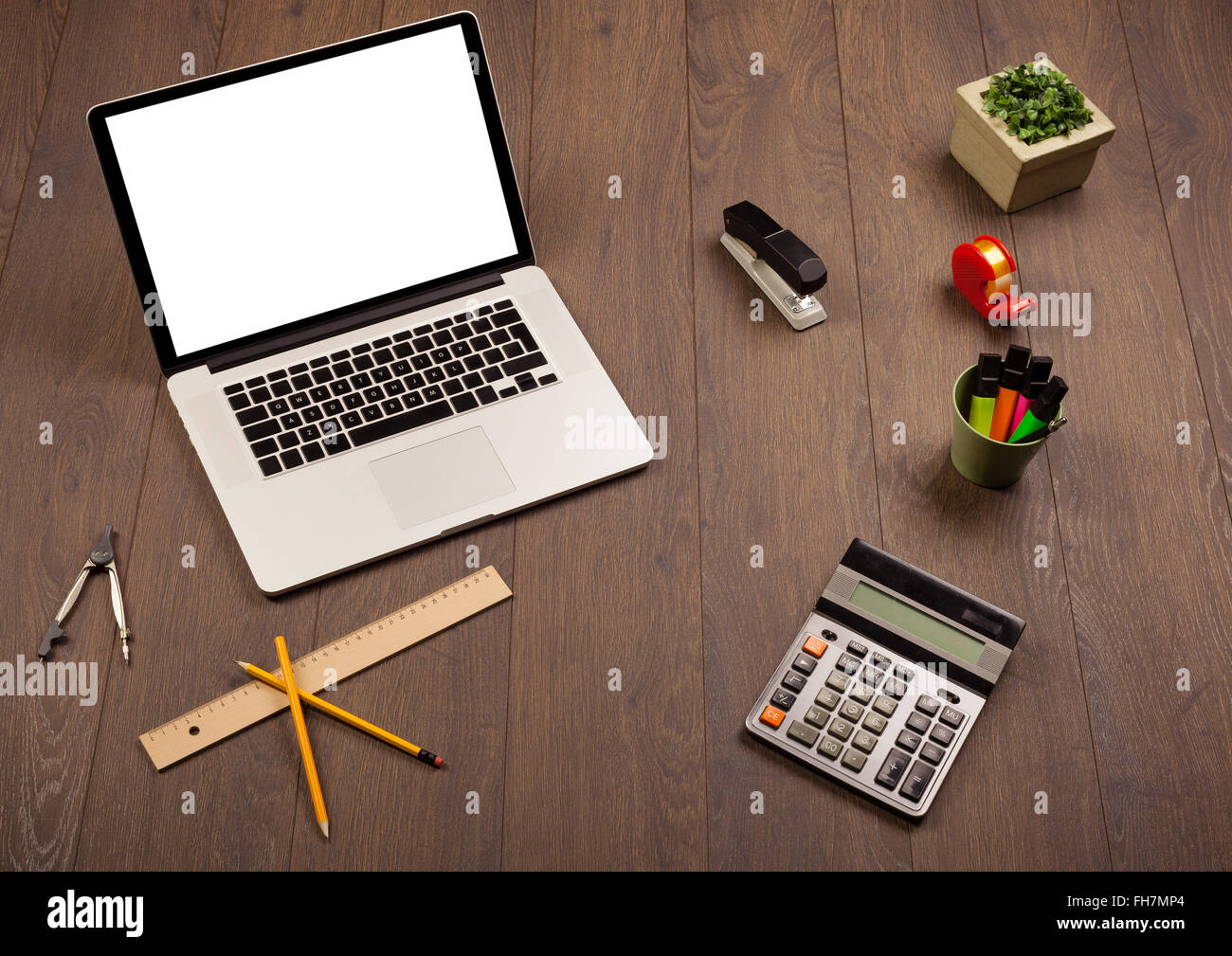 Schreibtisch mit Büromaterial und modernen Laptop weißen Hintergrund Stockfoto