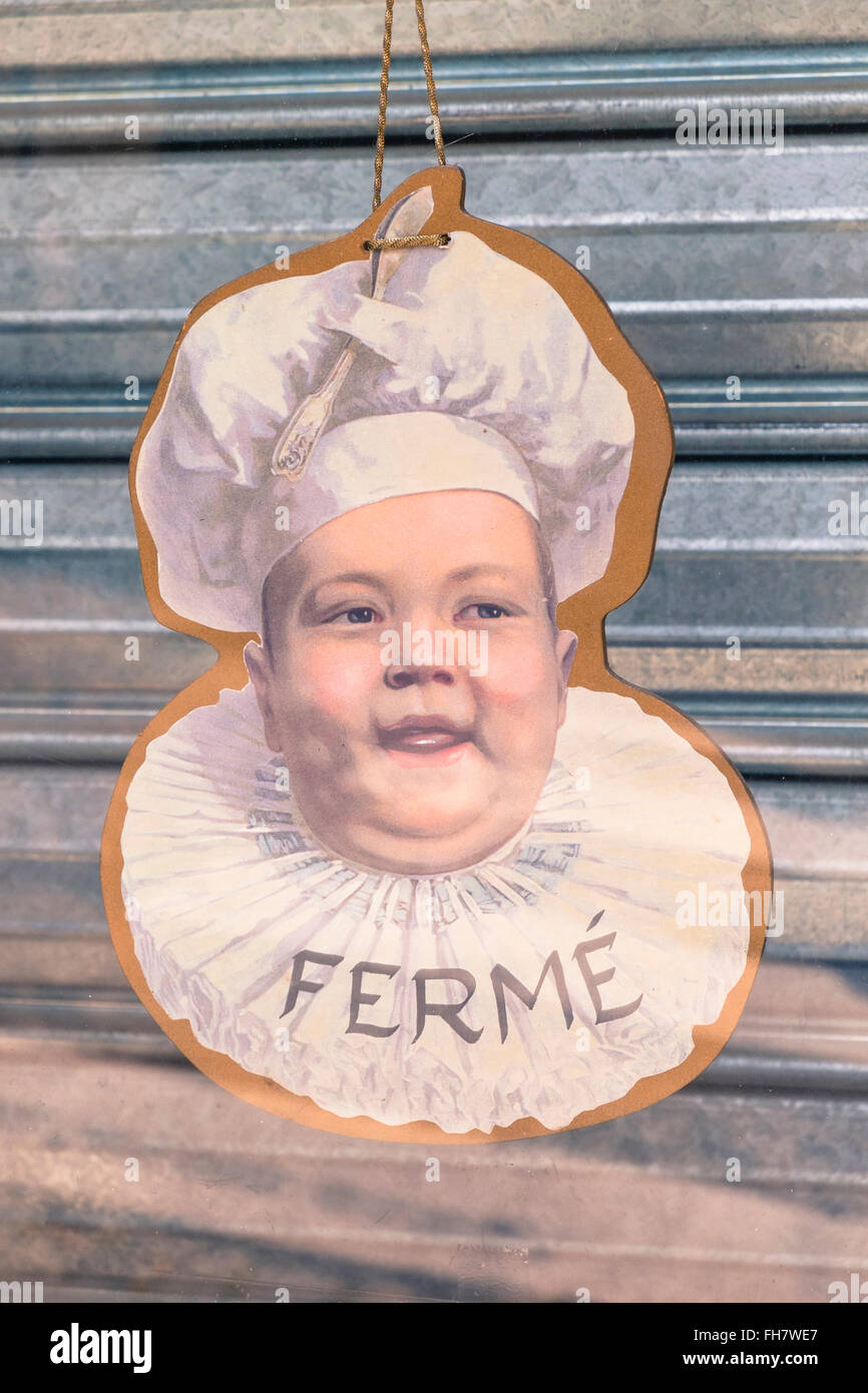 geschlossene Zeichen, Fermé, in Form eines jungen etwas Übergewicht tragen eine Halskrause und einen einheitlichen Koch Stockfoto
