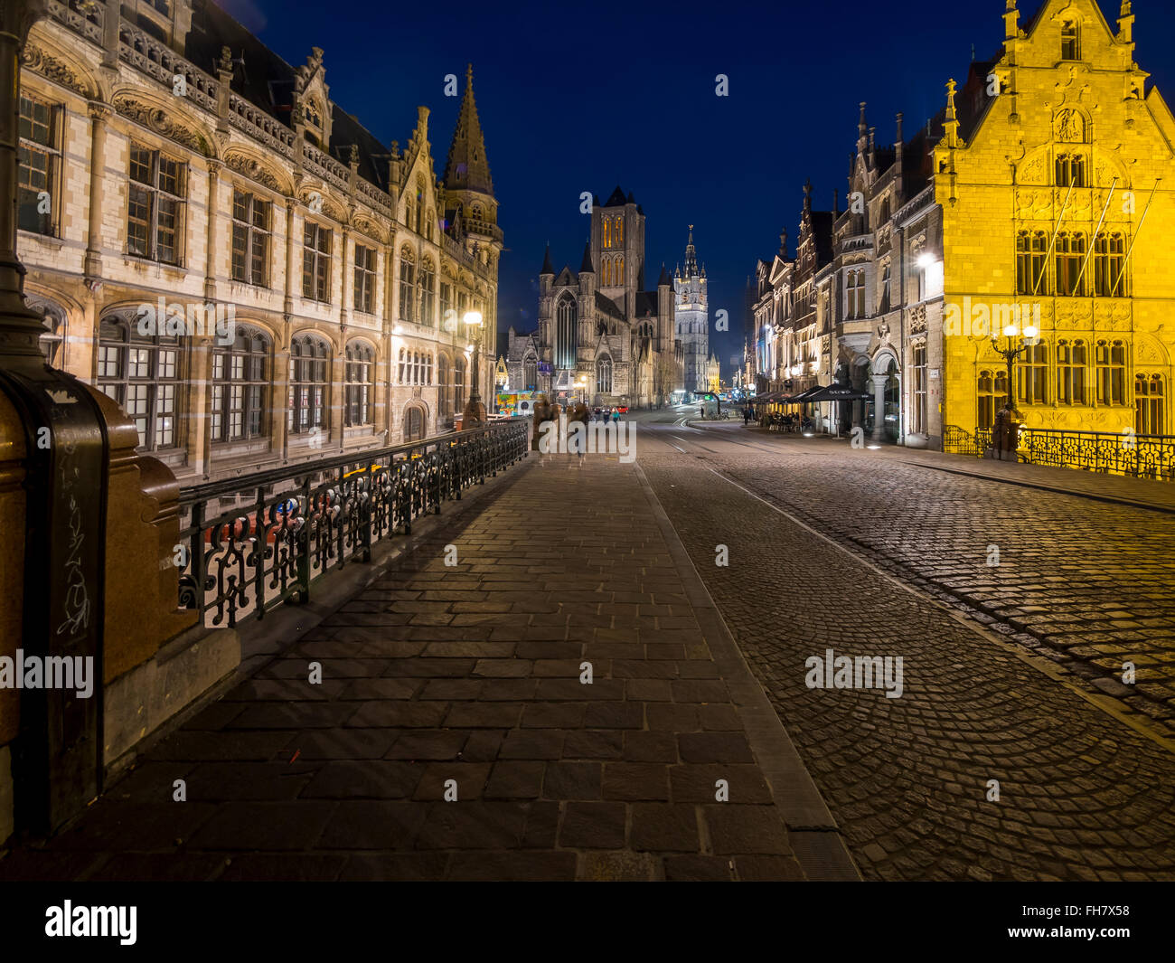 Belgien, Gent, Altstadt mit St.-Nikolaus Kirche und der Glockenturm in der Nacht Stockfoto