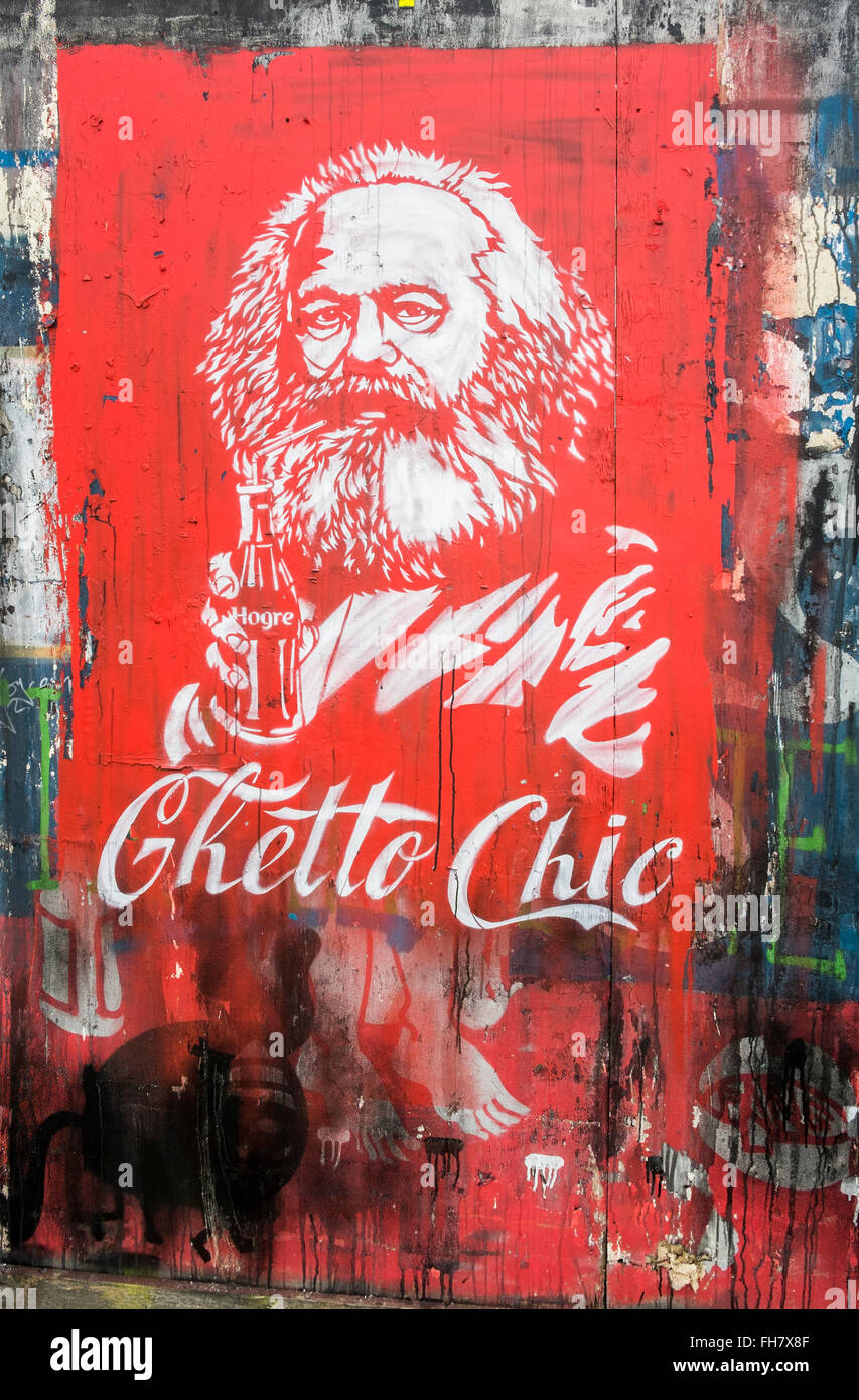 Street-Art-Porträt von Karl Marx mit einer Flasche, Parodie von Coca Cola Werbung Stockfoto