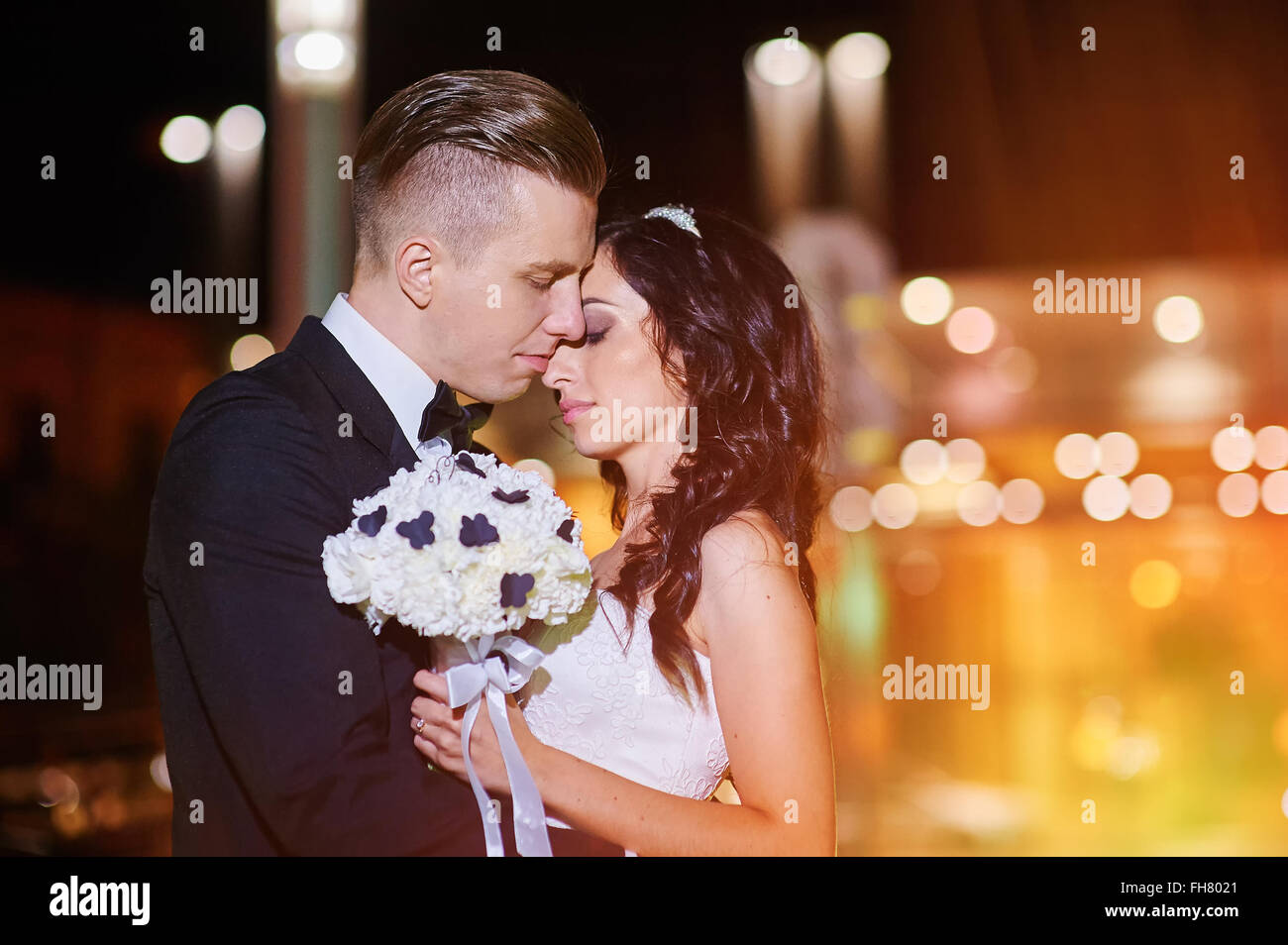 Braut und Bräutigam Fuß in die Stadt in der Nacht Stockfoto