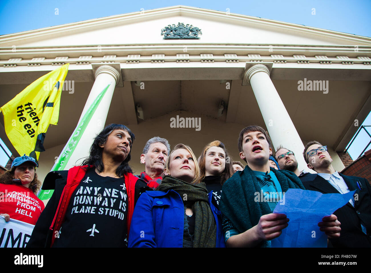 London, UK. 24. Februar 2016. Danielle Paffard liest eine Erklärung im Namen der 13 Plane Stupid Aktivisten vor Urteilsverkündung am Willesden Magistrates Court im Nordwesten von London. Die Heathrow13 sind am Hof zur endgültigen Verurteilung haben alle schuldig befunden schwerer Hausfriedensbruch und Eintritt in den Sicherheitsbereich von London Heathrow Airport (LHR) Nordbahn aus Protest gegen die Pläne für den Bau einer dritten Startbahn. Bildnachweis: Dinendra Haria/Alamy Live-Nachrichten Stockfoto