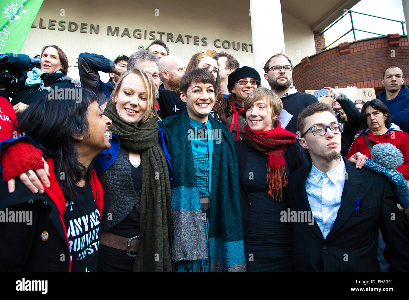 London, UK 24. Februar 2016. 13 Plane Stupid Aktivisten außerhalb des Gerichts. Politiker, Umweltschützer und lokalen Londoner Join zusammen in Willesden Magistrates' Court im Nordwesten von London zeigen Unterstützung für die 13 Flugzeug blöd, wer gegen die Pläne für eine dritte Startbahn am Flughafen Heathrow protestiert haben. Sie sind am Hof zur endgültigen Verurteilung haben alle schuldig befunden schwerer Hausfriedensbruch und Eintritt in den Sicherheitsbereich von London Heathrow Airport (LHR) Nordbahn aus Protest gegen die Pläne für den Bau einer dritten Startbahn. Bildnachweis: Dinendra Haria/Alamy Live-Nachrichten Stockfoto