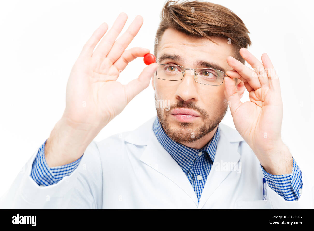 Jungen männlichen Arzt in Gläsern auf Pille isoliert auf weißem Hintergrund Stockfoto