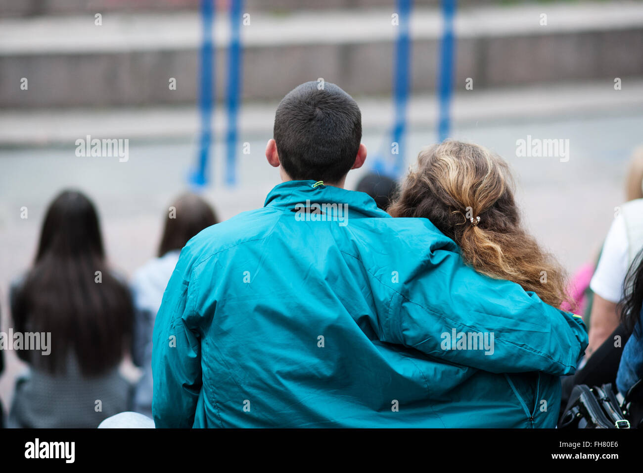 Mann umarmt eine Frau Schultern Stockfoto