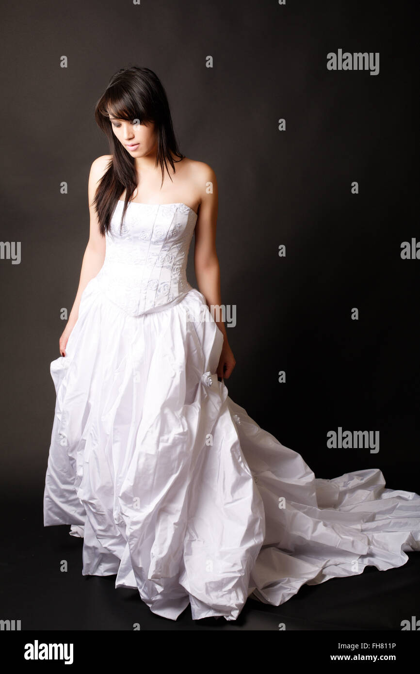 Schöne asiatische Braut Mädchen in weißen Brautkleid Stockfoto