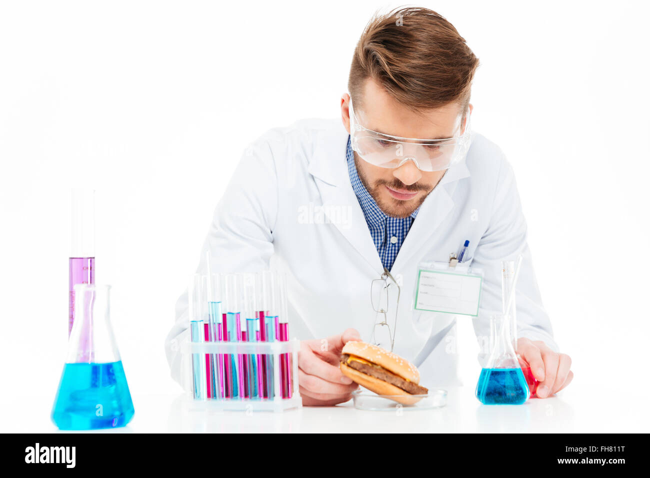 Männliche Chemiker, GVO Lebensmittel isoliert auf weißem Hintergrund Stockfoto
