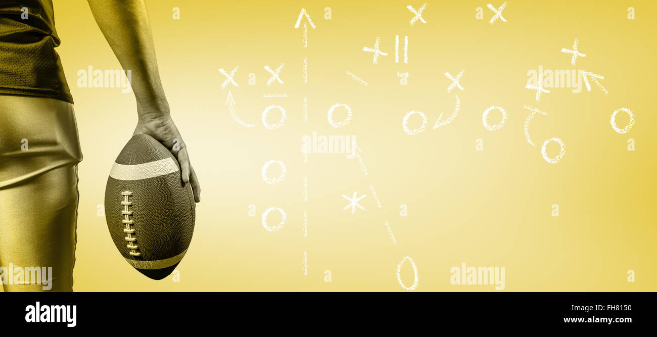 Zusammengesetztes Bild der freigestellten Bild der amerikanischen Football-Spieler mit ball Stockfoto
