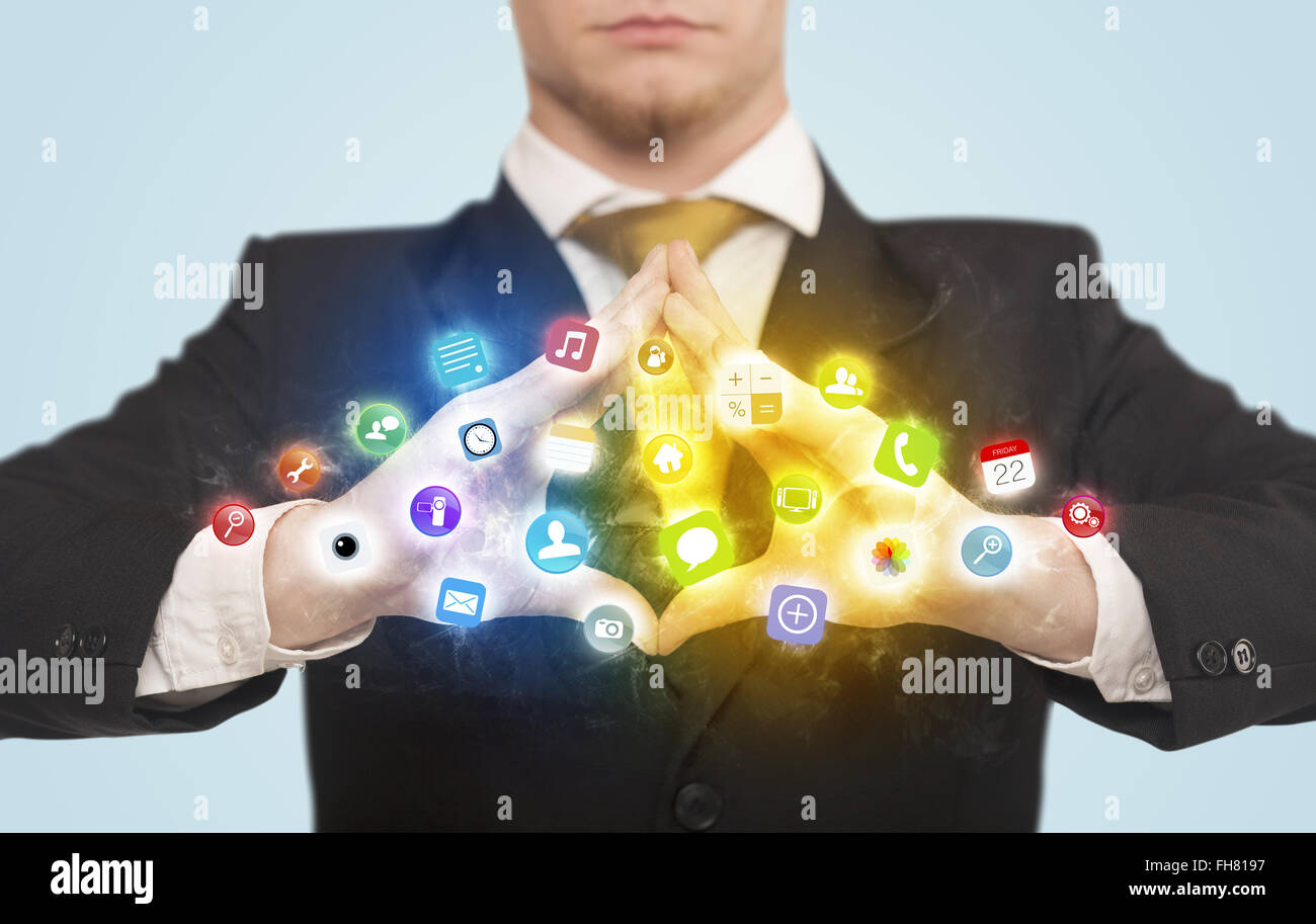 Erstellen eines Formulars mit mobile app-Symbole Hände Stockfoto