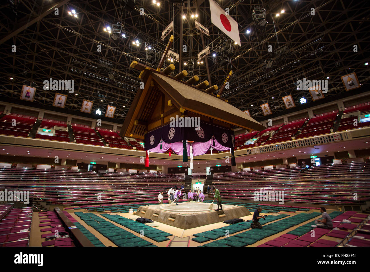 Eine leere Ryōgoku Kokugikan Sumo-Arena erwartet die Ereignissen des Tages Stockfoto