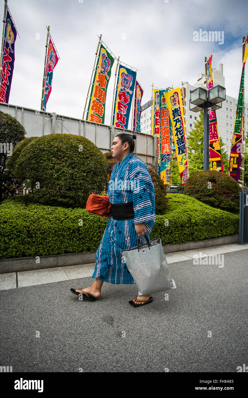 Ein Sumo-Ringer kommt bei der Ryōgoku Kokugikan Stockfoto