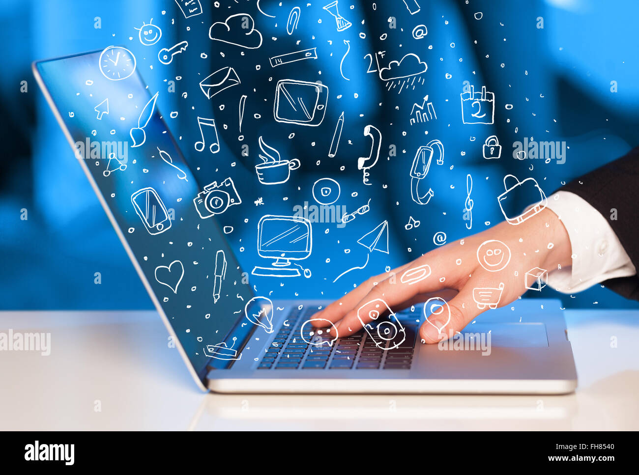 Laptop-Computer mit hand gezeichneten Icons und Symbole Stockfotografie ...